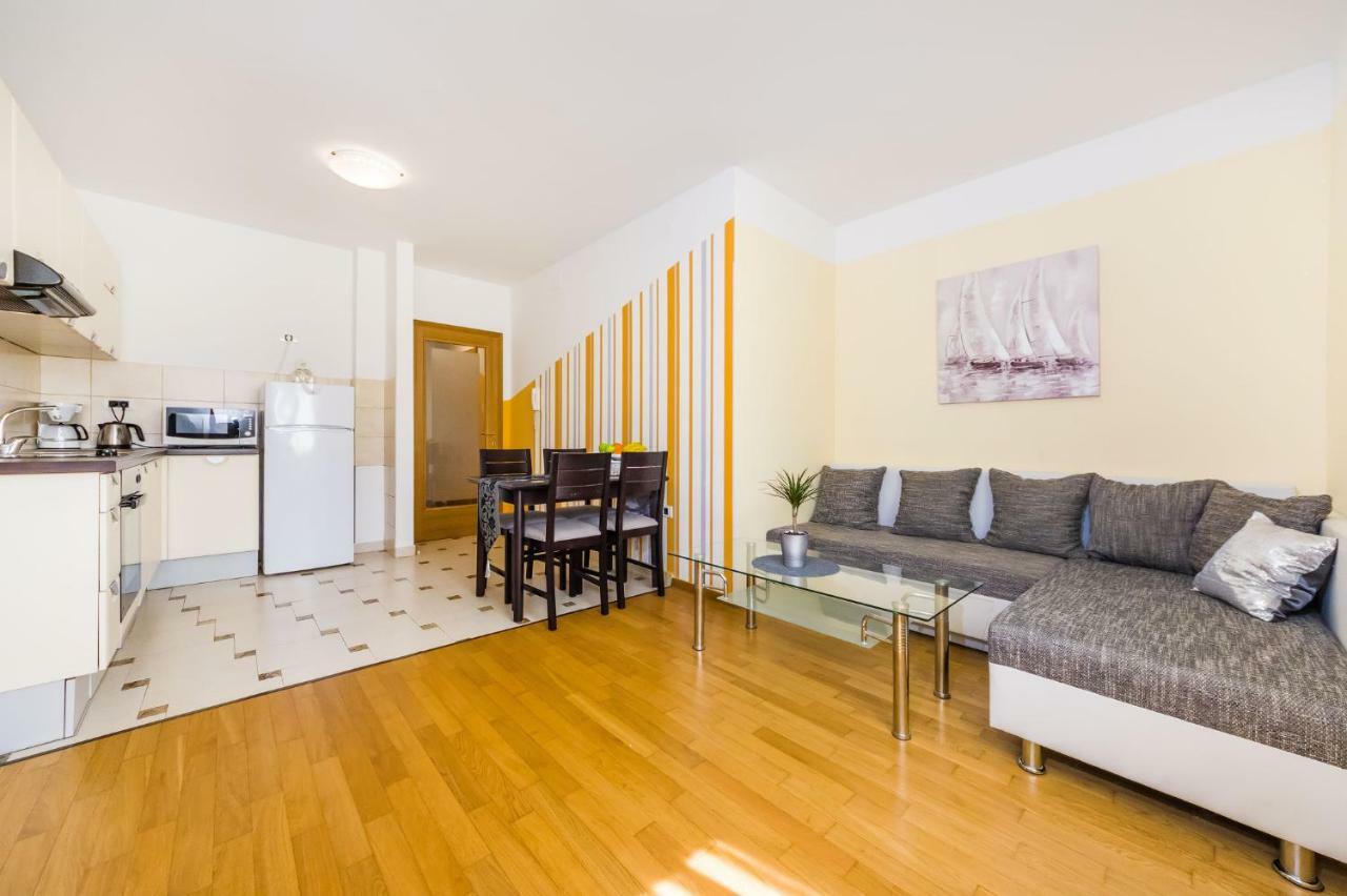 Apartament Djana *